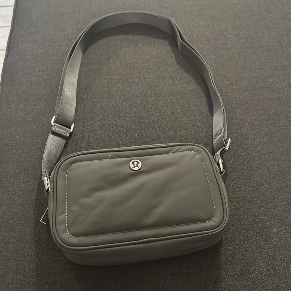 Lululemon Crossbody camera bag 2L